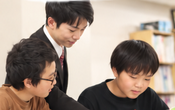 伸栄学習会グループでの学習支援の様子